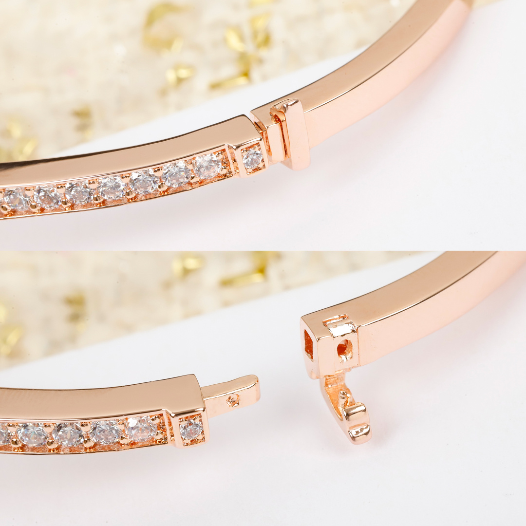 银版 &yen; 370【我们出品】白鹭手镯 ZP 💰120 000+  认准唯一一家真正购入珠宝类ZP开发的，可订做18K真金真钻版，只做对版真金货，价询客Fu

Jos&eacute;phine 加冕&middot;爱系列 白鹭主题手镯✨💗珠宝届的奥黛丽赫本💘高贵优雅知性大方，公主模样，举手投足之间都是魅力😚💗非常漂亮动人的一款手链，气质一流，日常搭配也非常出彩！
💗925银电镀厚金材质，手工镶嵌工艺，使整个手镯非常精致，非常有质感，很显档次！闭眼入