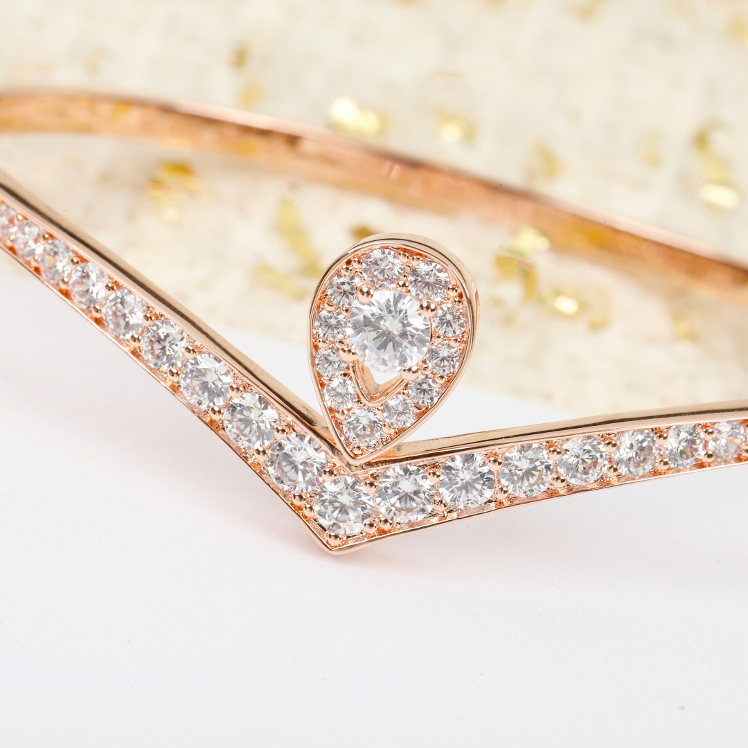 银版 &yen; 370【我们出品】白鹭手镯 ZP 💰120 000+  认准唯一一家真正购入珠宝类ZP开发的，可订做18K真金真钻版，只做对版真金货，价询客Fu

Jos&eacute;phine 加冕&middot;爱系列 白鹭主题手镯✨💗珠宝届的奥黛丽赫本💘高贵优雅知性大方，公主模样，举手投足之间都是魅力😚💗非常漂亮动人的一款手链，气质一流，日常搭配也非常出彩！
💗925银电镀厚金材质，手工镶嵌工艺，使整个手镯非常精致，非常有质感，很显档次！闭眼入