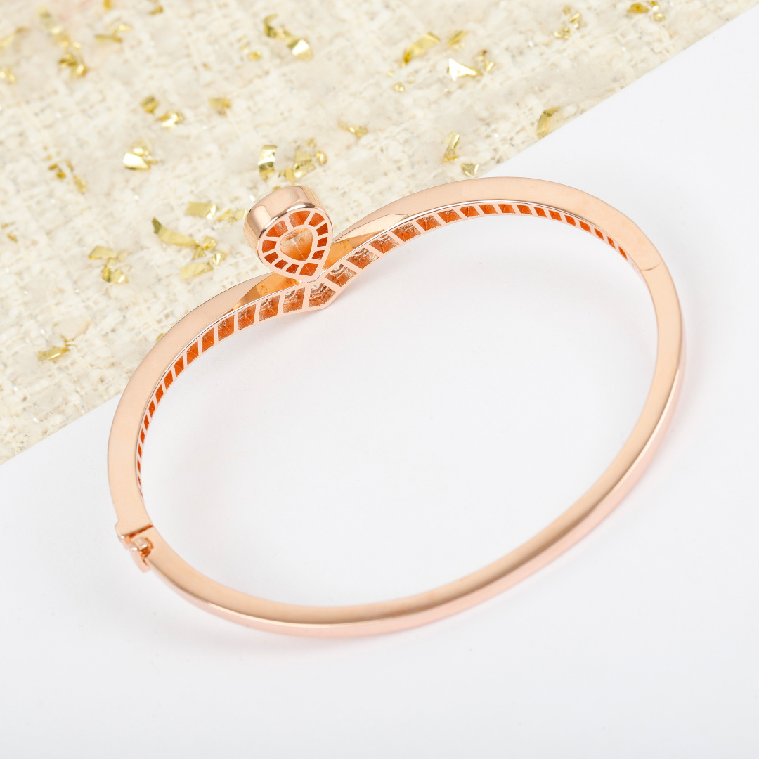 银版 &yen; 370【我们出品】白鹭手镯 ZP 💰120 000+  认准唯一一家真正购入珠宝类ZP开发的，可订做18K真金真钻版，只做对版真金货，价询客Fu

Jos&eacute;phine 加冕&middot;爱系列 白鹭主题手镯✨💗珠宝届的奥黛丽赫本💘高贵优雅知性大方，公主模样，举手投足之间都是魅力😚💗非常漂亮动人的一款手链，气质一流，日常搭配也非常出彩！
💗925银电镀厚金材质，手工镶嵌工艺，使整个手镯非常精致，非常有质感，很显档次！闭眼入