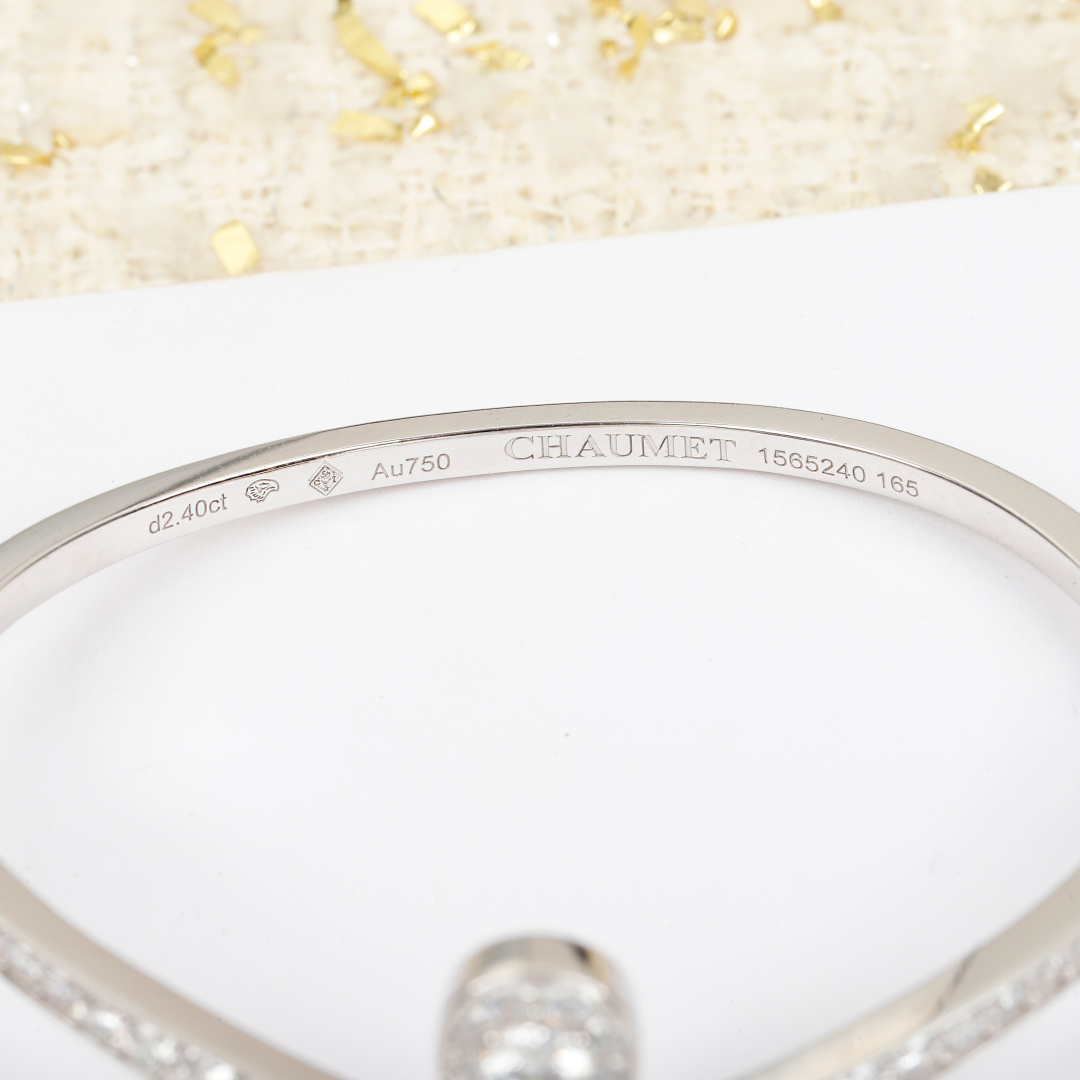 银版 &yen; 370【我们出品】白鹭手镯 ZP 💰120 000+  认准唯一一家真正购入珠宝类ZP开发的，可订做18K真金真钻版，只做对版真金货，价询客Fu

Jos&eacute;phine 加冕&middot;爱系列 白鹭主题手镯✨💗珠宝届的奥黛丽赫本💘高贵优雅知性大方，公主模样，举手投足之间都是魅力😚💗非常漂亮动人的一款手链，气质一流，日常搭配也非常出彩！
💗925银电镀厚金材质，手工镶嵌工艺，使整个手镯非常精致，非常有质感，很显档次！闭眼入