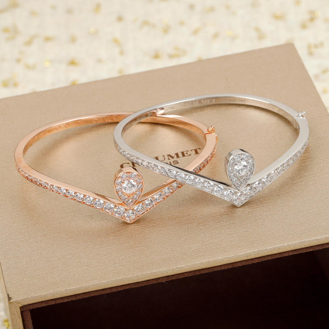 银版 &yen; 370【我们出品】白鹭手镯 ZP 💰120 000+  认准唯一一家真正购入珠宝类ZP开发的，可订做18K真金真钻版，只做对版真金货，价询客Fu

Jos&eacute;phine 加冕&middot;爱系列 白鹭主题手镯✨💗珠宝届的奥黛丽赫本💘高贵优雅知性大方，公主模样，举手投足之间都是魅力😚💗非常漂亮动人的一款手链，气质一流，日常搭配也非常出彩！
💗925银电镀厚金材质，手工镶嵌工艺，使整个手镯非常精致，非常有质感，很显档次！闭眼入