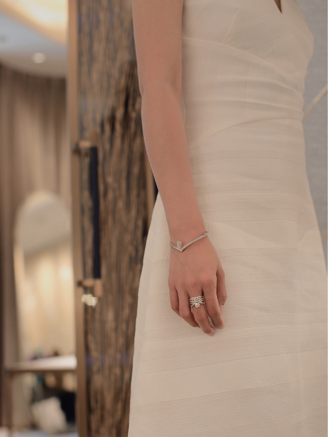 银版 &yen; 370【我们出品】白鹭手镯 ZP 💰120 000+  认准唯一一家真正购入珠宝类ZP开发的，可订做18K真金真钻版，只做对版真金货，价询客Fu

Jos&eacute;phine 加冕&middot;爱系列 白鹭主题手镯✨💗珠宝届的奥黛丽赫本💘高贵优雅知性大方，公主模样，举手投足之间都是魅力😚💗非常漂亮动人的一款手链，气质一流，日常搭配也非常出彩！
💗925银电镀厚金材质，手工镶嵌工艺，使整个手镯非常精致，非常有质感，很显档次！闭眼入