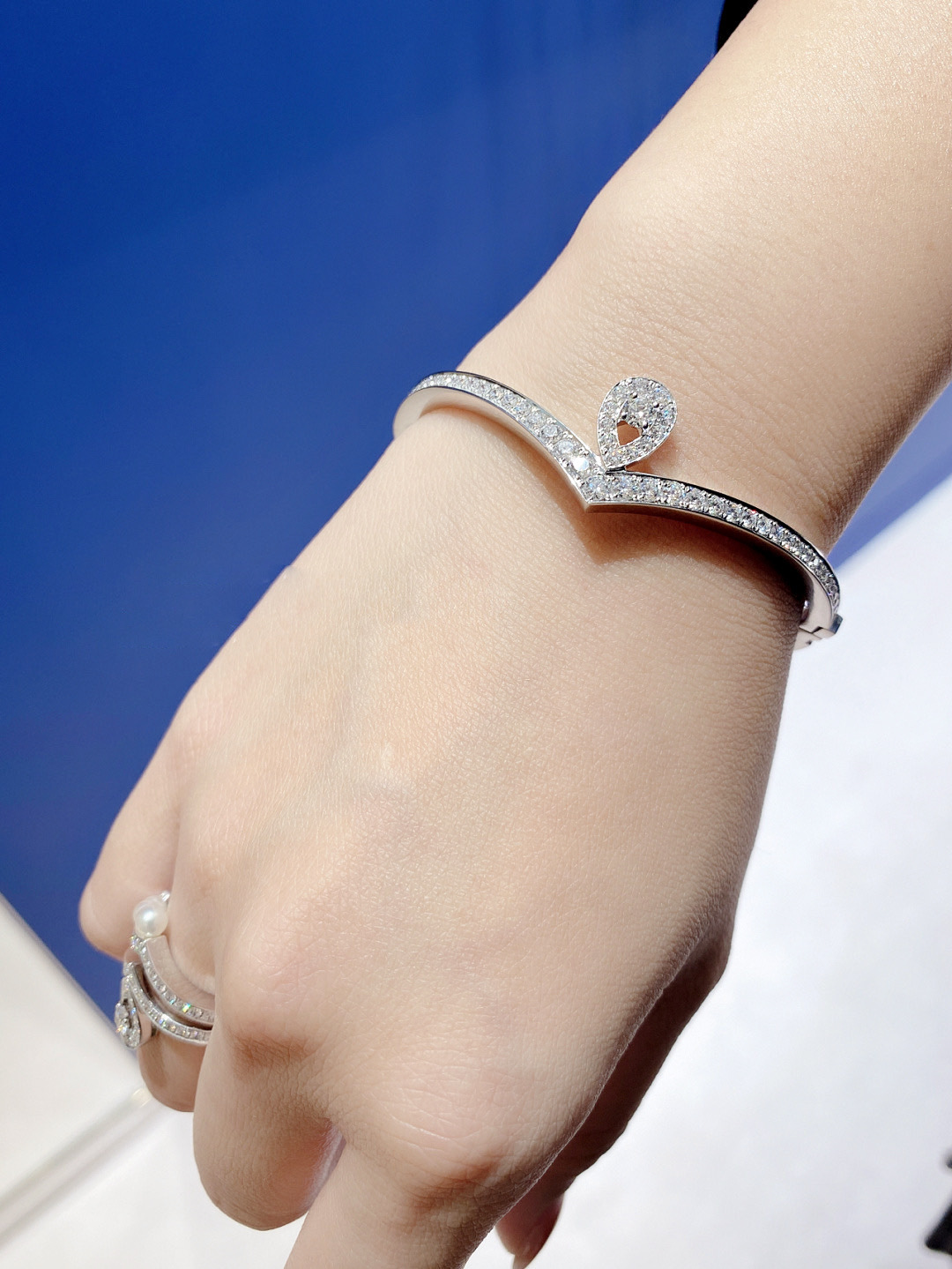 银版 &yen; 370【我们出品】白鹭手镯 ZP 💰120 000+  认准唯一一家真正购入珠宝类ZP开发的，可订做18K真金真钻版，只做对版真金货，价询客Fu

Jos&eacute;phine 加冕&middot;爱系列 白鹭主题手镯✨💗珠宝届的奥黛丽赫本💘高贵优雅知性大方，公主模样，举手投足之间都是魅力😚💗非常漂亮动人的一款手链，气质一流，日常搭配也非常出彩！
💗925银电镀厚金材质，手工镶嵌工艺，使整个手镯非常精致，非常有质感，很显档次！闭眼入