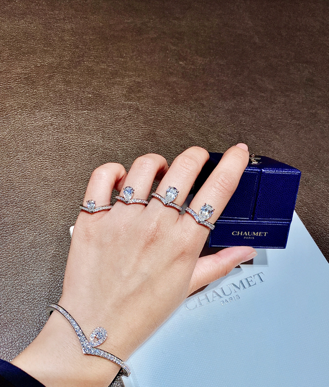 银版 &yen; 370【我们出品】白鹭手镯 ZP 💰120 000+  认准唯一一家真正购入珠宝类ZP开发的，可订做18K真金真钻版，只做对版真金货，价询客Fu

Jos&eacute;phine 加冕&middot;爱系列 白鹭主题手镯✨💗珠宝届的奥黛丽赫本💘高贵优雅知性大方，公主模样，举手投足之间都是魅力😚💗非常漂亮动人的一款手链，气质一流，日常搭配也非常出彩！
💗925银电镀厚金材质，手工镶嵌工艺，使整个手镯非常精致，非常有质感，很显档次！闭眼入