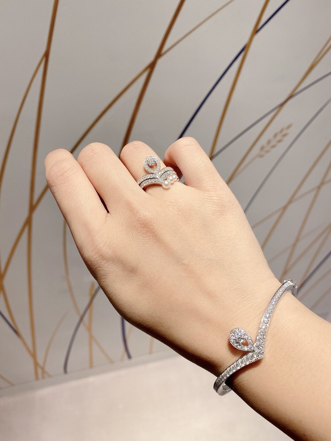 银版 &yen; 370【我们出品】白鹭手镯 ZP 💰120 000+  认准唯一一家真正购入珠宝类ZP开发的，可订做18K真金真钻版，只做对版真金货，价询客Fu

Jos&eacute;phine 加冕&middot;爱系列 白鹭主题手镯✨💗珠宝届的奥黛丽赫本💘高贵优雅知性大方，公主模样，举手投足之间都是魅力😚💗非常漂亮动人的一款手链，气质一流，日常搭配也非常出彩！
💗925银电镀厚金材质，手工镶嵌工艺，使整个手镯非常精致，非常有质感，很显档次！闭眼入