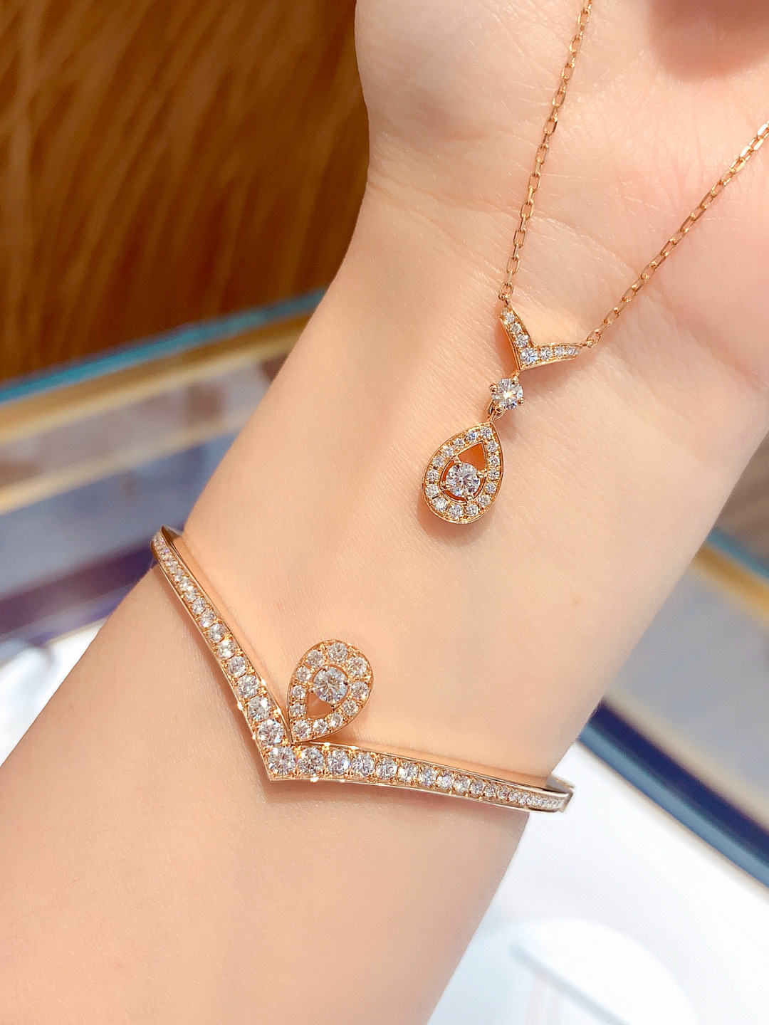 银版 &yen; 370【我们出品】白鹭手镯 ZP 💰120 000+  认准唯一一家真正购入珠宝类ZP开发的，可订做18K真金真钻版，只做对版真金货，价询客Fu

Jos&eacute;phine 加冕&middot;爱系列 白鹭主题手镯✨💗珠宝届的奥黛丽赫本💘高贵优雅知性大方，公主模样，举手投足之间都是魅力😚💗非常漂亮动人的一款手链，气质一流，日常搭配也非常出彩！
💗925银电镀厚金材质，手工镶嵌工艺，使整个手镯非常精致，非常有质感，很显档次！闭眼入