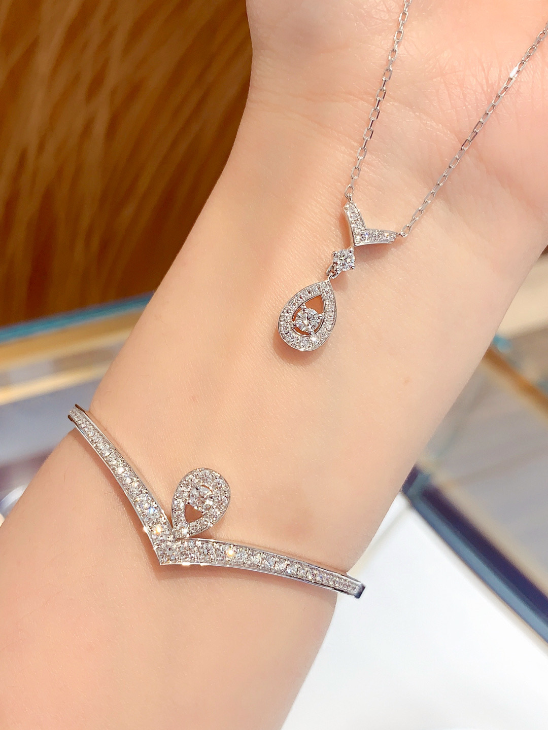 银版 &yen; 370【我们出品】白鹭手镯 ZP 💰120 000+  认准唯一一家真正购入珠宝类ZP开发的，可订做18K真金真钻版，只做对版真金货，价询客Fu

Jos&eacute;phine 加冕&middot;爱系列 白鹭主题手镯✨💗珠宝届的奥黛丽赫本💘高贵优雅知性大方，公主模样，举手投足之间都是魅力😚💗非常漂亮动人的一款手链，气质一流，日常搭配也非常出彩！
💗925银电镀厚金材质，手工镶嵌工艺，使整个手镯非常精致，非常有质感，很显档次！闭眼入