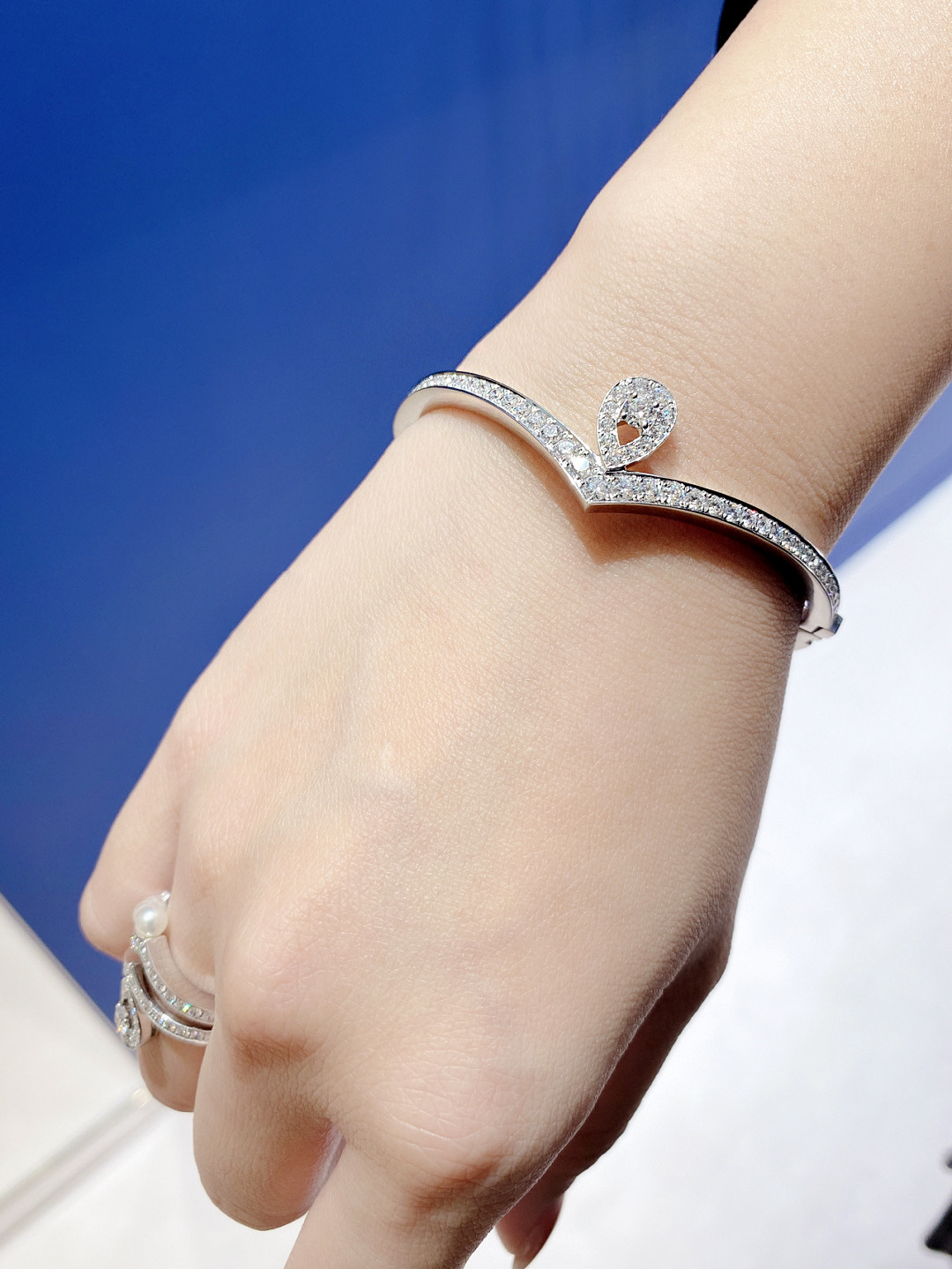 银版 &yen; 370【我们出品】白鹭手镯 ZP 💰120 000+  认准唯一一家真正购入珠宝类ZP开发的，可订做18K真金真钻版，只做对版真金货，价询客Fu

Jos&eacute;phine 加冕&middot;爱系列 白鹭主题手镯✨💗珠宝届的奥黛丽赫本💘高贵优雅知性大方，公主模样，举手投足之间都是魅力😚💗非常漂亮动人的一款手链，气质一流，日常搭配也非常出彩！
💗925银电镀厚金材质，手工镶嵌工艺，使整个手镯非常精致，非常有质感，很显档次！闭眼入