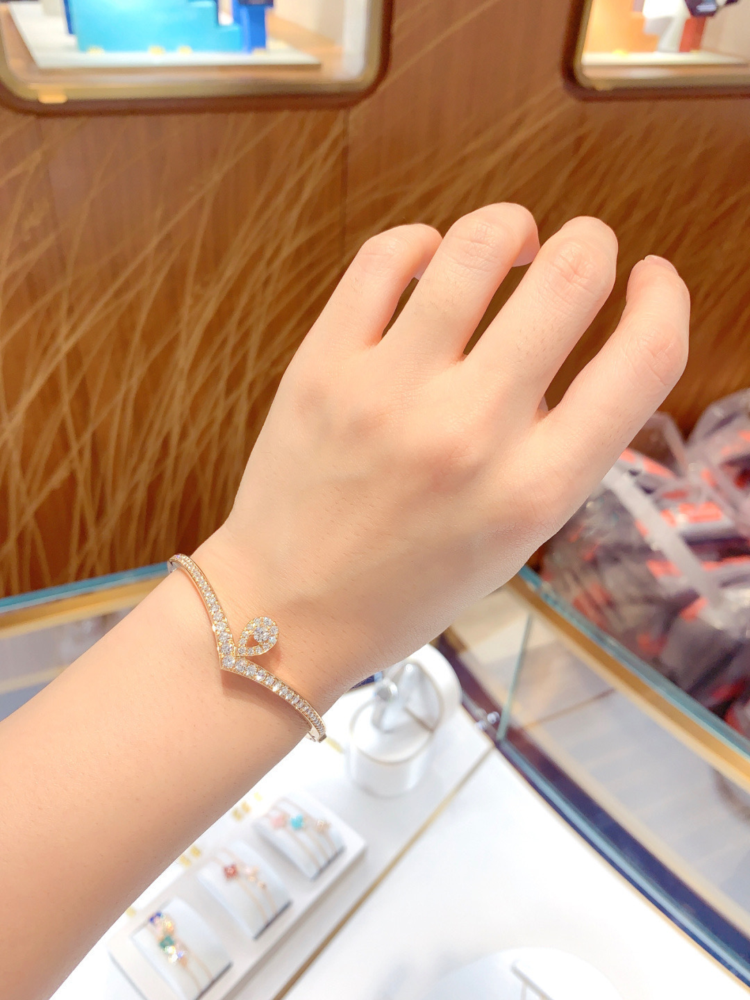 银版 &yen; 370【我们出品】白鹭手镯 ZP 💰120 000+  认准唯一一家真正购入珠宝类ZP开发的，可订做18K真金真钻版，只做对版真金货，价询客Fu

Jos&eacute;phine 加冕&middot;爱系列 白鹭主题手镯✨💗珠宝届的奥黛丽赫本💘高贵优雅知性大方，公主模样，举手投足之间都是魅力😚💗非常漂亮动人的一款手链，气质一流，日常搭配也非常出彩！
💗925银电镀厚金材质，手工镶嵌工艺，使整个手镯非常精致，非常有质感，很显档次！闭眼入