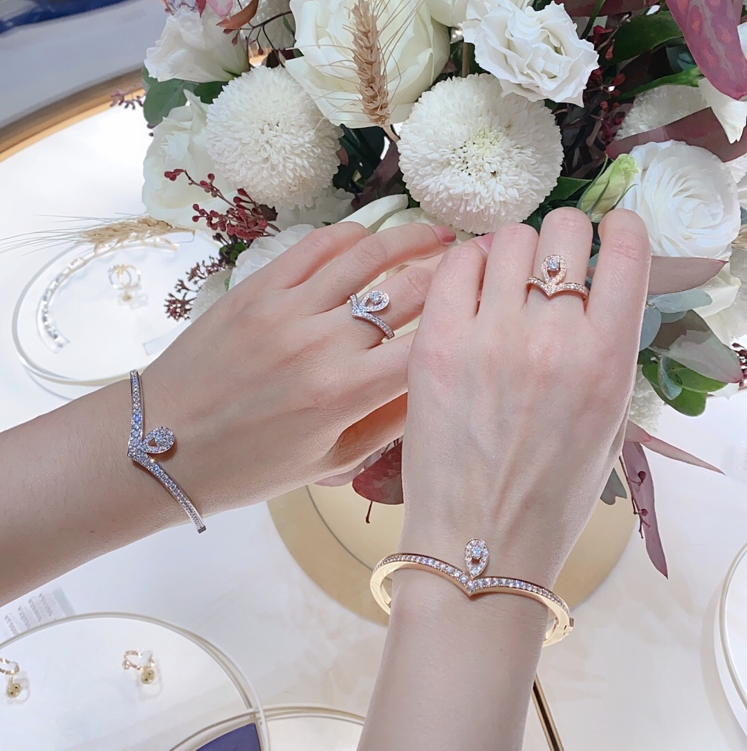 银版 &yen; 370【我们出品】白鹭手镯 ZP 💰120 000+  认准唯一一家真正购入珠宝类ZP开发的，可订做18K真金真钻版，只做对版真金货，价询客Fu

Jos&eacute;phine 加冕&middot;爱系列 白鹭主题手镯✨💗珠宝届的奥黛丽赫本💘高贵优雅知性大方，公主模样，举手投足之间都是魅力😚💗非常漂亮动人的一款手链，气质一流，日常搭配也非常出彩！
💗925银电镀厚金材质，手工镶嵌工艺，使整个手镯非常精致，非常有质感，很显档次！闭眼入