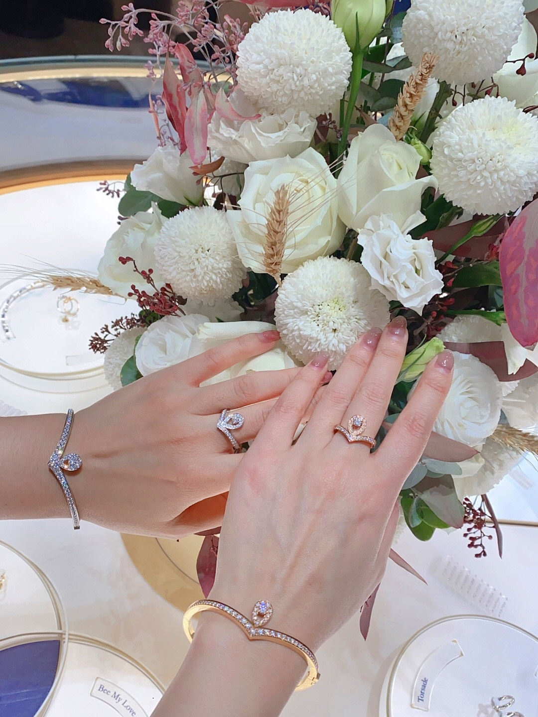 银版 &yen; 370【我们出品】白鹭手镯 ZP 💰120 000+  认准唯一一家真正购入珠宝类ZP开发的，可订做18K真金真钻版，只做对版真金货，价询客Fu

Jos&eacute;phine 加冕&middot;爱系列 白鹭主题手镯✨💗珠宝届的奥黛丽赫本💘高贵优雅知性大方，公主模样，举手投足之间都是魅力😚💗非常漂亮动人的一款手链，气质一流，日常搭配也非常出彩！
💗925银电镀厚金材质，手工镶嵌工艺，使整个手镯非常精致，非常有质感，很显档次！闭眼入