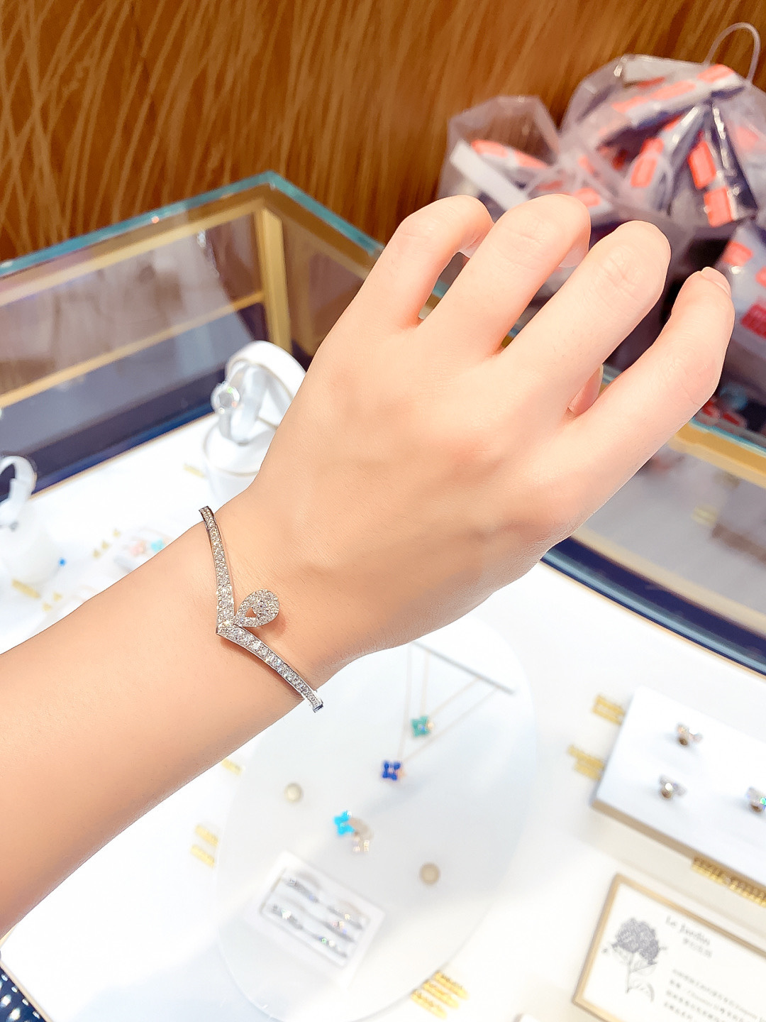 银版 &yen; 370【我们出品】白鹭手镯 ZP 💰120 000+  认准唯一一家真正购入珠宝类ZP开发的，可订做18K真金真钻版，只做对版真金货，价询客Fu

Jos&eacute;phine 加冕&middot;爱系列 白鹭主题手镯✨💗珠宝届的奥黛丽赫本💘高贵优雅知性大方，公主模样，举手投足之间都是魅力😚💗非常漂亮动人的一款手链，气质一流，日常搭配也非常出彩！
💗925银电镀厚金材质，手工镶嵌工艺，使整个手镯非常精致，非常有质感，很显档次！闭眼入