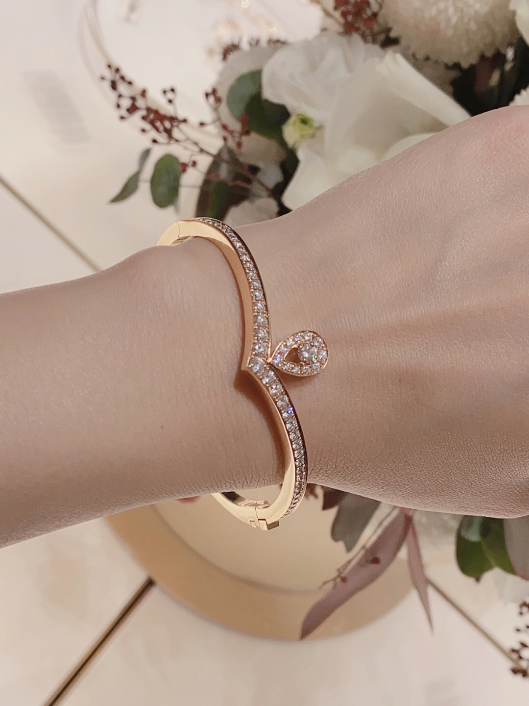 银版 &yen; 370【我们出品】白鹭手镯 ZP 💰120 000+  认准唯一一家真正购入珠宝类ZP开发的，可订做18K真金真钻版，只做对版真金货，价询客Fu

Jos&eacute;phine 加冕&middot;爱系列 白鹭主题手镯✨💗珠宝届的奥黛丽赫本💘高贵优雅知性大方，公主模样，举手投足之间都是魅力😚💗非常漂亮动人的一款手链，气质一流，日常搭配也非常出彩！
💗925银电镀厚金材质，手工镶嵌工艺，使整个手镯非常精致，非常有质感，很显档次！闭眼入