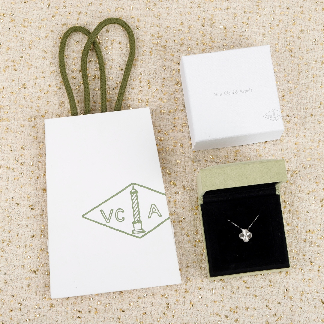 VCA Vintage Alhambra