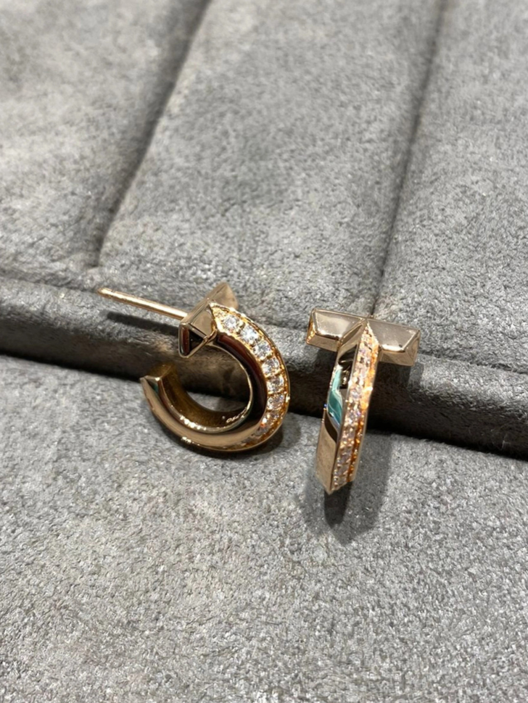 &yen; 190【我们出品】T耳环 ，可订做18K真金真钻版，只做对版真金货，价询客Fu

[全球首发&middot;线上独家]宋妍霏、易烊千玺、众多明星同款以连续圆圈缠绕腕间，中央斜边 T 型图案别致醒目。 T1 全新呈现经典设计，彰显个人力量，外在风格衬托内在气质。这款铰链手镯可与 T 系列其他手链叠戴或单独佩戴。绝对是一见挪不开眼系列！！！🔥简洁线条，鲜明棱角，彰显独立主张与个性风采。这款手镯是真心磨人，开合机关尝试了好几种方法，也终于完美解决了，这里不公开开关细节，卖个关子😝让大家独享一下最优的版本！
💕精雕细琢，以致敬C位！款式比戒指复杂多了，整体使用cnc工艺，才能使开关上的菱形位置的角度非常精细，边角的菱形非常整齐，需要用专业的钻石刀具才能车出这么有形状的边缘，市场上很多都是用普通的工具刀，车出来的边角都是圆形的，完全没有质感，细节见大图！