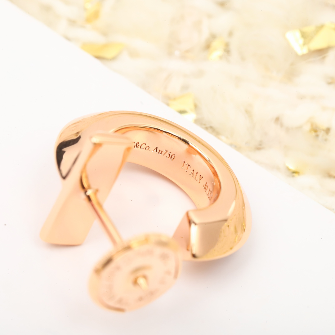 &yen; 190【我们出品】T耳环 ，可订做18K真金真钻版，只做对版真金货，价询客Fu

[全球首发&middot;线上独家]宋妍霏、易烊千玺、众多明星同款以连续圆圈缠绕腕间，中央斜边 T 型图案别致醒目。 T1 全新呈现经典设计，彰显个人力量，外在风格衬托内在气质。这款铰链手镯可与 T 系列其他手链叠戴或单独佩戴。绝对是一见挪不开眼系列！！！🔥简洁线条，鲜明棱角，彰显独立主张与个性风采。这款手镯是真心磨人，开合机关尝试了好几种方法，也终于完美解决了，这里不公开开关细节，卖个关子😝让大家独享一下最优的版本！
💕精雕细琢，以致敬C位！款式比戒指复杂多了，整体使用cnc工艺，才能使开关上的菱形位置的角度非常精细，边角的菱形非常整齐，需要用专业的钻石刀具才能车出这么有形状的边缘，市场上很多都是用普通的工具刀，车出来的边角都是圆形的，完全没有质感，细节见大图！