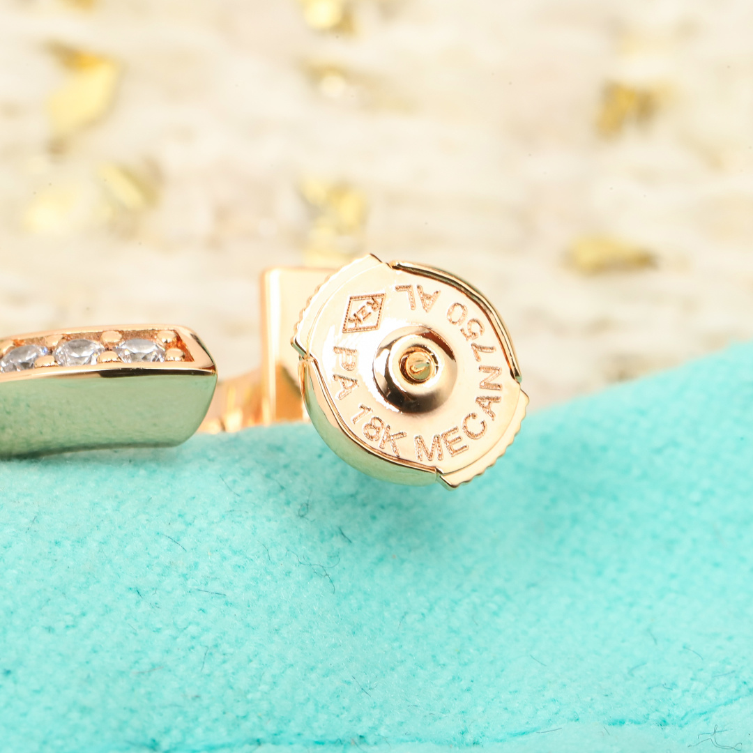 &yen; 190【我们出品】T耳环 ，可订做18K真金真钻版，只做对版真金货，价询客Fu

[全球首发&middot;线上独家]宋妍霏、易烊千玺、众多明星同款以连续圆圈缠绕腕间，中央斜边 T 型图案别致醒目。 T1 全新呈现经典设计，彰显个人力量，外在风格衬托内在气质。这款铰链手镯可与 T 系列其他手链叠戴或单独佩戴。绝对是一见挪不开眼系列！！！🔥简洁线条，鲜明棱角，彰显独立主张与个性风采。这款手镯是真心磨人，开合机关尝试了好几种方法，也终于完美解决了，这里不公开开关细节，卖个关子😝让大家独享一下最优的版本！
💕精雕细琢，以致敬C位！款式比戒指复杂多了，整体使用cnc工艺，才能使开关上的菱形位置的角度非常精细，边角的菱形非常整齐，需要用专业的钻石刀具才能车出这么有形状的边缘，市场上很多都是用普通的工具刀，车出来的边角都是圆形的，完全没有质感，细节见大图！