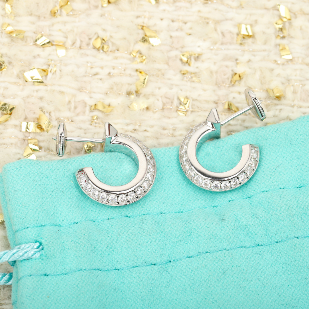 &yen; 190【我们出品】T耳环 ，可订做18K真金真钻版，只做对版真金货，价询客Fu

[全球首发&middot;线上独家]宋妍霏、易烊千玺、众多明星同款以连续圆圈缠绕腕间，中央斜边 T 型图案别致醒目。 T1 全新呈现经典设计，彰显个人力量，外在风格衬托内在气质。这款铰链手镯可与 T 系列其他手链叠戴或单独佩戴。绝对是一见挪不开眼系列！！！🔥简洁线条，鲜明棱角，彰显独立主张与个性风采。这款手镯是真心磨人，开合机关尝试了好几种方法，也终于完美解决了，这里不公开开关细节，卖个关子😝让大家独享一下最优的版本！
💕精雕细琢，以致敬C位！款式比戒指复杂多了，整体使用cnc工艺，才能使开关上的菱形位置的角度非常精细，边角的菱形非常整齐，需要用专业的钻石刀具才能车出这么有形状的边缘，市场上很多都是用普通的工具刀，车出来的边角都是圆形的，完全没有质感，细节见大图！