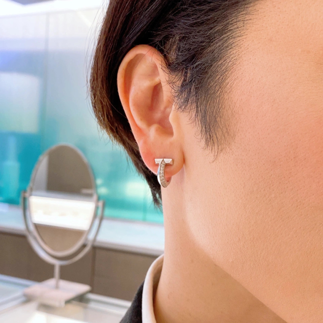 &yen; 190【我们出品】T耳环 ，可订做18K真金真钻版，只做对版真金货，价询客Fu

[全球首发&middot;线上独家]宋妍霏、易烊千玺、众多明星同款以连续圆圈缠绕腕间，中央斜边 T 型图案别致醒目。 T1 全新呈现经典设计，彰显个人力量，外在风格衬托内在气质。这款铰链手镯可与 T 系列其他手链叠戴或单独佩戴。绝对是一见挪不开眼系列！！！🔥简洁线条，鲜明棱角，彰显独立主张与个性风采。这款手镯是真心磨人，开合机关尝试了好几种方法，也终于完美解决了，这里不公开开关细节，卖个关子😝让大家独享一下最优的版本！
💕精雕细琢，以致敬C位！款式比戒指复杂多了，整体使用cnc工艺，才能使开关上的菱形位置的角度非常精细，边角的菱形非常整齐，需要用专业的钻石刀具才能车出这么有形状的边缘，市场上很多都是用普通的工具刀，车出来的边角都是圆形的，完全没有质感，细节见大图！