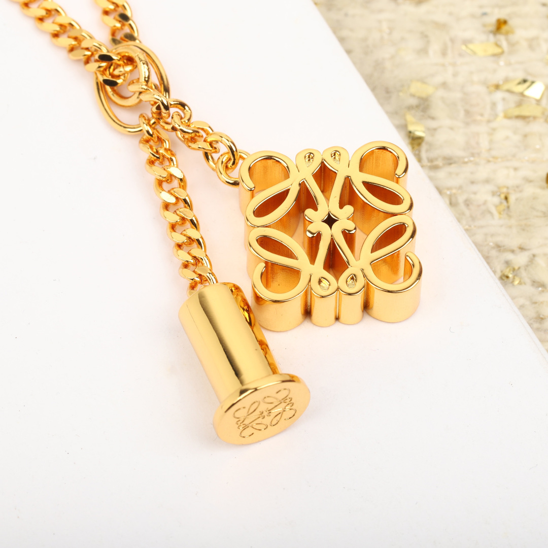 &yen; 140【我们出品】ZP💰3020，量大咨询客服

【菱形LOGO吊坠项链】🔥🔥第一眼看到立马就喜欢上了😍😍L0EWE 罗意威 项链，Anagram缠丝立体吊坠，以及一个带有LOEWE雕花菱形扣的圈形搭扣，精致耐看😎 这款非常适合日常任何穿搭👍🏻👍🏻，保色程度更久，全网最高版本，欢迎任意对比，认准我家出品分分钟让你省3100[机智][机智]