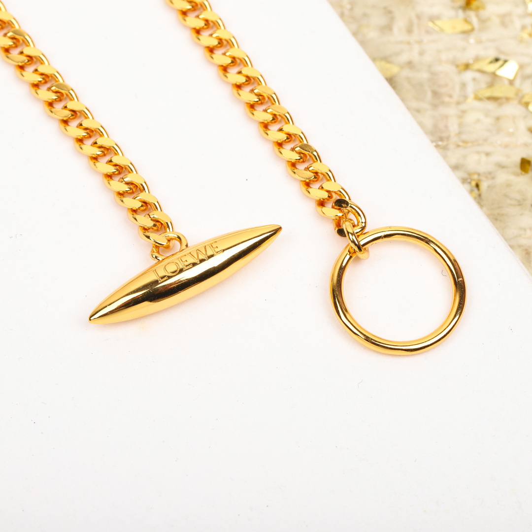 &yen; 140【我们出品】ZP💰3020，量大咨询客服

【菱形LOGO吊坠项链】🔥🔥第一眼看到立马就喜欢上了😍😍L0EWE 罗意威 项链，Anagram缠丝立体吊坠，以及一个带有LOEWE雕花菱形扣的圈形搭扣，精致耐看😎 这款非常适合日常任何穿搭👍🏻👍🏻，保色程度更久，全网最高版本，欢迎任意对比，认准我家出品分分钟让你省3100[机智][机智]