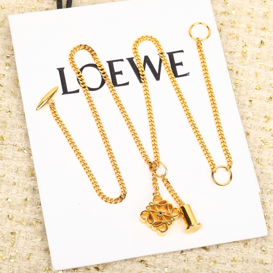 &yen; 140【我们出品】ZP💰3020，量大咨询客服

【菱形LOGO吊坠项链】🔥🔥第一眼看到立马就喜欢上了😍😍L0EWE 罗意威 项链，Anagram缠丝立体吊坠，以及一个带有LOEWE雕花菱形扣的圈形搭扣，精致耐看😎 这款非常适合日常任何穿搭👍🏻👍🏻，保色程度更久，全网最高版本，欢迎任意对比，认准我家出品分分钟让你省3100[机智][机智]