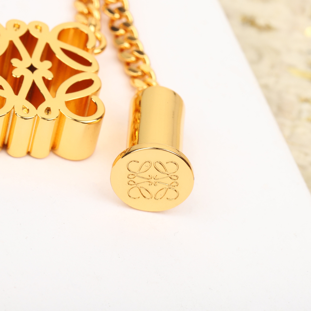 &yen; 140【我们出品】ZP💰3020，量大咨询客服

【菱形LOGO吊坠项链】🔥🔥第一眼看到立马就喜欢上了😍😍L0EWE 罗意威 项链，Anagram缠丝立体吊坠，以及一个带有LOEWE雕花菱形扣的圈形搭扣，精致耐看😎 这款非常适合日常任何穿搭👍🏻👍🏻，保色程度更久，全网最高版本，欢迎任意对比，认准我家出品分分钟让你省3100[机智][机智]