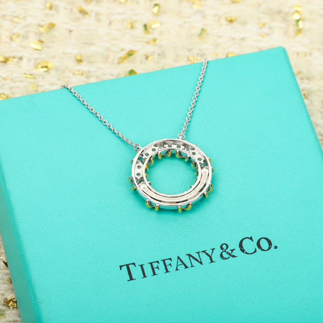 &yen; 190【我们出品】 交叉项链，可订做真金真钻，只做对版ZP真金货，Pk市面各种金货❗️量大咨询客Fu

Eighteen Stone 项链，Jean Schlumberger 华美卓群的佳作堪称世界级的臻美设计。明亮式切割钻石，与象征爱情的金色&ldquo;X&rdquo;符号交相映衬，为这款耀眼夺目的设计赋予独特亮点。