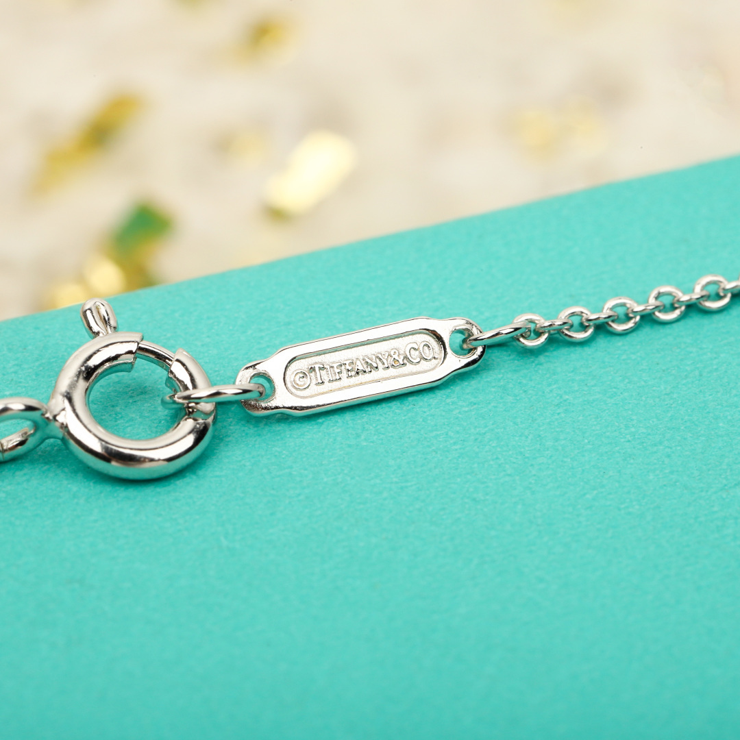 &yen; 190【我们出品】 交叉项链，可订做真金真钻，只做对版ZP真金货，Pk市面各种金货❗️量大咨询客Fu

Eighteen Stone 项链，Jean Schlumberger 华美卓群的佳作堪称世界级的臻美设计。明亮式切割钻石，与象征爱情的金色&ldquo;X&rdquo;符号交相映衬，为这款耀眼夺目的设计赋予独特亮点。