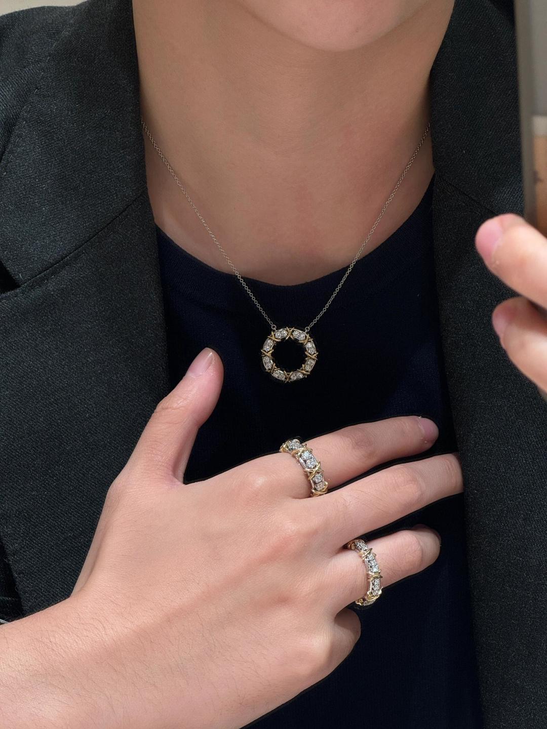 &yen; 190【我们出品】 交叉项链，可订做真金真钻，只做对版ZP真金货，Pk市面各种金货❗️量大咨询客Fu

Eighteen Stone 项链，Jean Schlumberger 华美卓群的佳作堪称世界级的臻美设计。明亮式切割钻石，与象征爱情的金色&ldquo;X&rdquo;符号交相映衬，为这款耀眼夺目的设计赋予独特亮点。