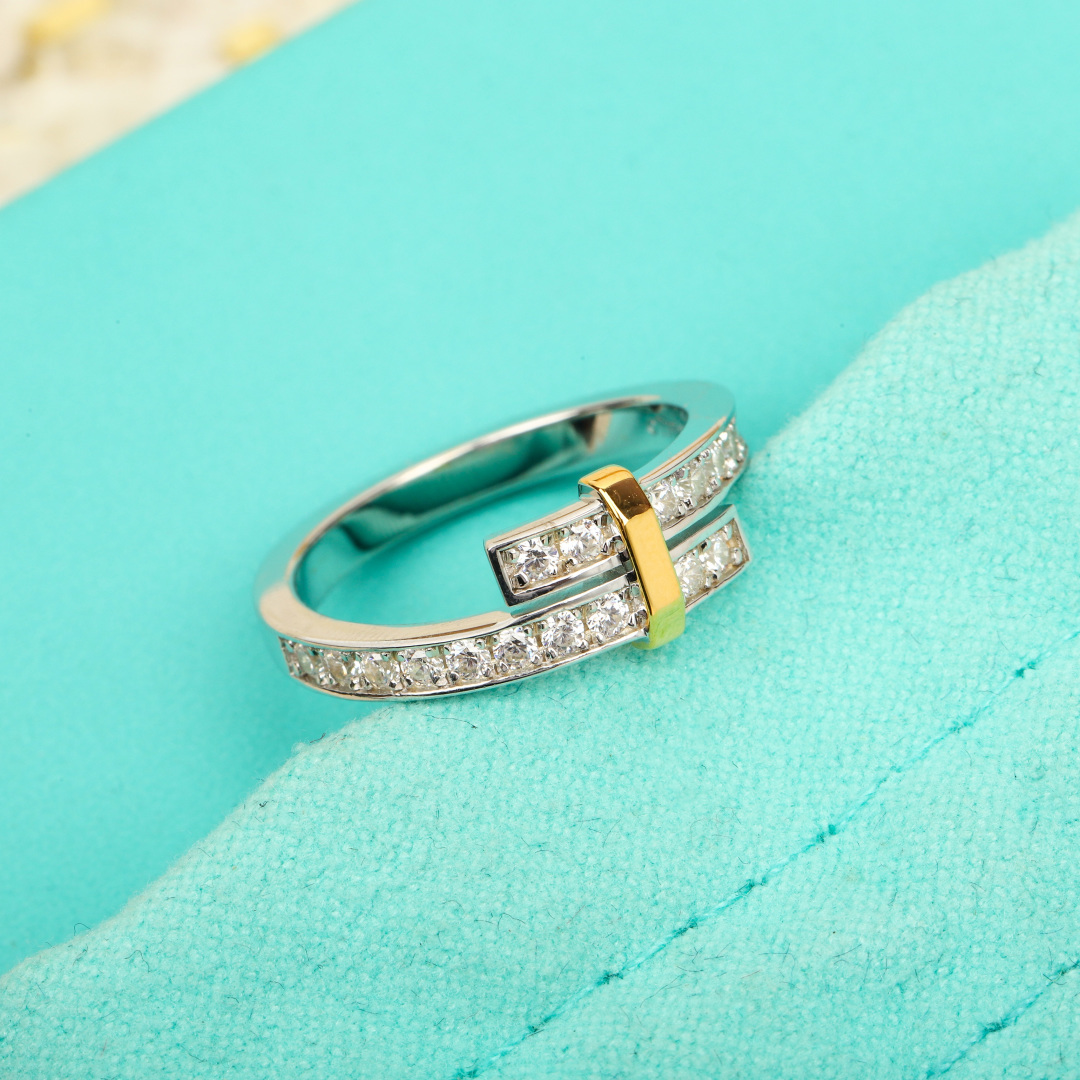 &yen; 140【我们出品】环绕式戒指，可订做18K真金真钻版，只做对版真金货，价询客Fu

Tiffany Edge 系列以当代风格全新演绎钻石珠宝，经典的 18K 黄金将多排圆形明亮式切割钻石相连。Tiffany Edge 系列环绕式窄式戒指采用对比鲜明的珍贵金属，线条简约，镶嵌璀璨的钻石，相得益彰，魅力出众。通体采用925银，双色电镀，保色程度更久。