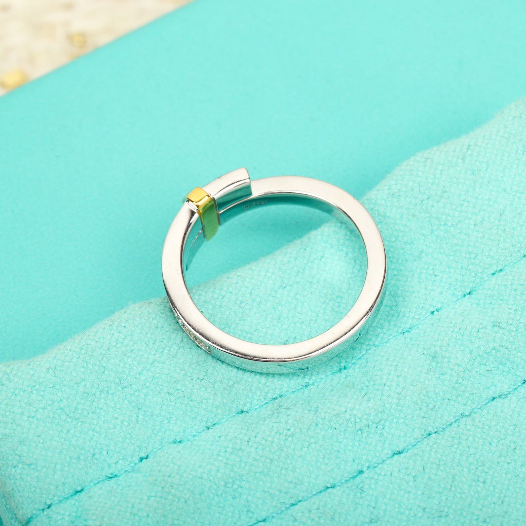 &yen; 140【我们出品】环绕式戒指，可订做18K真金真钻版，只做对版真金货，价询客Fu

Tiffany Edge 系列以当代风格全新演绎钻石珠宝，经典的 18K 黄金将多排圆形明亮式切割钻石相连。Tiffany Edge 系列环绕式窄式戒指采用对比鲜明的珍贵金属，线条简约，镶嵌璀璨的钻石，相得益彰，魅力出众。通体采用925银，双色电镀，保色程度更久。