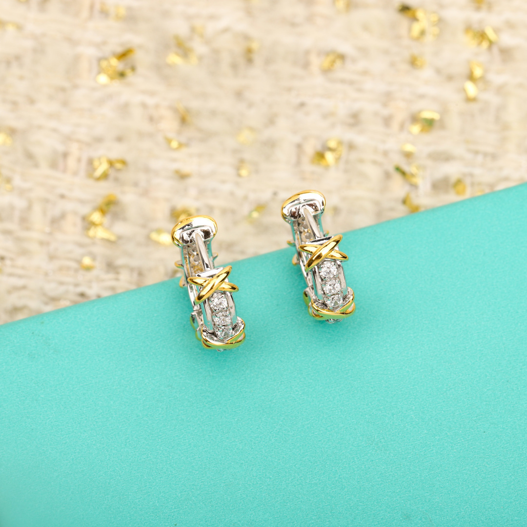 &yen; 200【我们出品】 交叉耳环，可订做真金真钻，只做对版ZP真金货，Pk市面各种金货❗️量大咨询客Fu

Eighteen Stone 耳环，Jean Schlumberger 华美卓群的佳作堪称世界级的臻美设计。明亮式切割钻石，与象征爱情的金色&ldquo;X&rdquo;符号交相映衬，为这款耀眼夺目的设计赋予独特亮点。通体采用925银，保色程度更久。