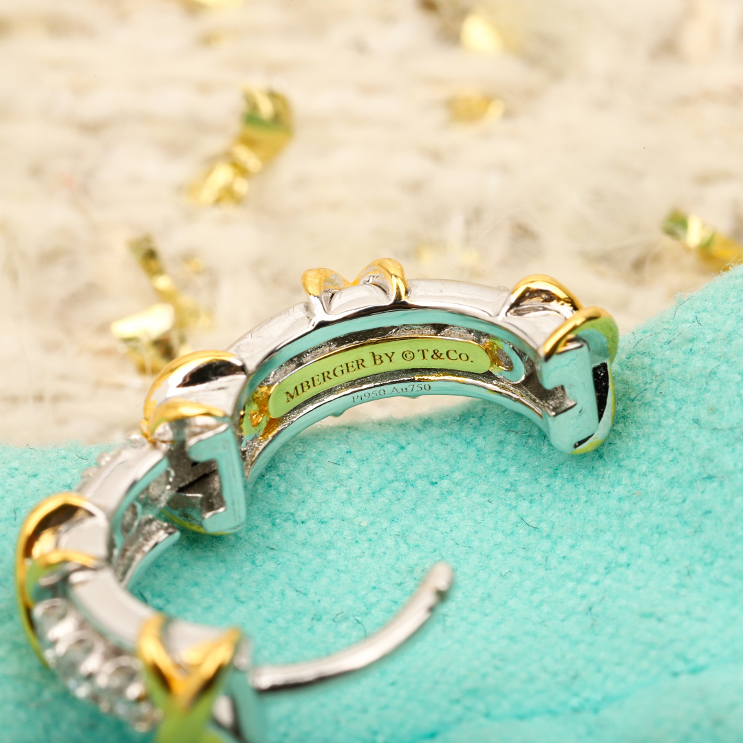 &yen; 200【我们出品】 交叉耳环，可订做真金真钻，只做对版ZP真金货，Pk市面各种金货❗️量大咨询客Fu

Eighteen Stone 耳环，Jean Schlumberger 华美卓群的佳作堪称世界级的臻美设计。明亮式切割钻石，与象征爱情的金色&ldquo;X&rdquo;符号交相映衬，为这款耀眼夺目的设计赋予独特亮点。通体采用925银，保色程度更久。