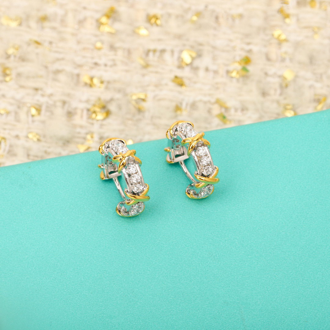 &yen; 200【我们出品】 交叉耳环，可订做真金真钻，只做对版ZP真金货，Pk市面各种金货❗️量大咨询客Fu

Eighteen Stone 耳环，Jean Schlumberger 华美卓群的佳作堪称世界级的臻美设计。明亮式切割钻石，与象征爱情的金色&ldquo;X&rdquo;符号交相映衬，为这款耀眼夺目的设计赋予独特亮点。通体采用925银，保色程度更久。