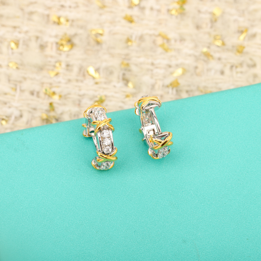 &yen; 200【我们出品】 交叉耳环，可订做真金真钻，只做对版ZP真金货，Pk市面各种金货❗️量大咨询客Fu

Eighteen Stone 耳环，Jean Schlumberger 华美卓群的佳作堪称世界级的臻美设计。明亮式切割钻石，与象征爱情的金色&ldquo;X&rdquo;符号交相映衬，为这款耀眼夺目的设计赋予独特亮点。通体采用925银，保色程度更久。