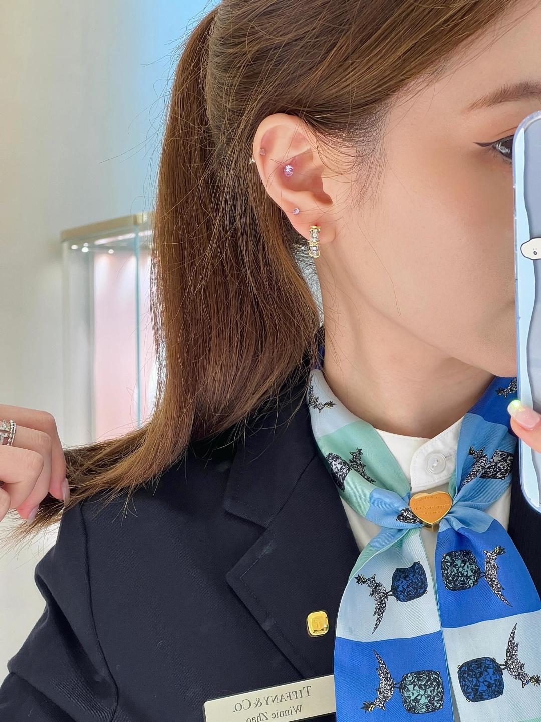 &yen; 200【我们出品】 交叉耳环，可订做真金真钻，只做对版ZP真金货，Pk市面各种金货❗️量大咨询客Fu

Eighteen Stone 耳环，Jean Schlumberger 华美卓群的佳作堪称世界级的臻美设计。明亮式切割钻石，与象征爱情的金色&ldquo;X&rdquo;符号交相映衬，为这款耀眼夺目的设计赋予独特亮点。通体采用925银，保色程度更久。