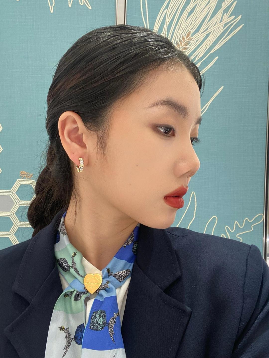 &yen; 200【我们出品】 交叉耳环，可订做真金真钻，只做对版ZP真金货，Pk市面各种金货❗️量大咨询客Fu

Eighteen Stone 耳环，Jean Schlumberger 华美卓群的佳作堪称世界级的臻美设计。明亮式切割钻石，与象征爱情的金色&ldquo;X&rdquo;符号交相映衬，为这款耀眼夺目的设计赋予独特亮点。通体采用925银，保色程度更久。