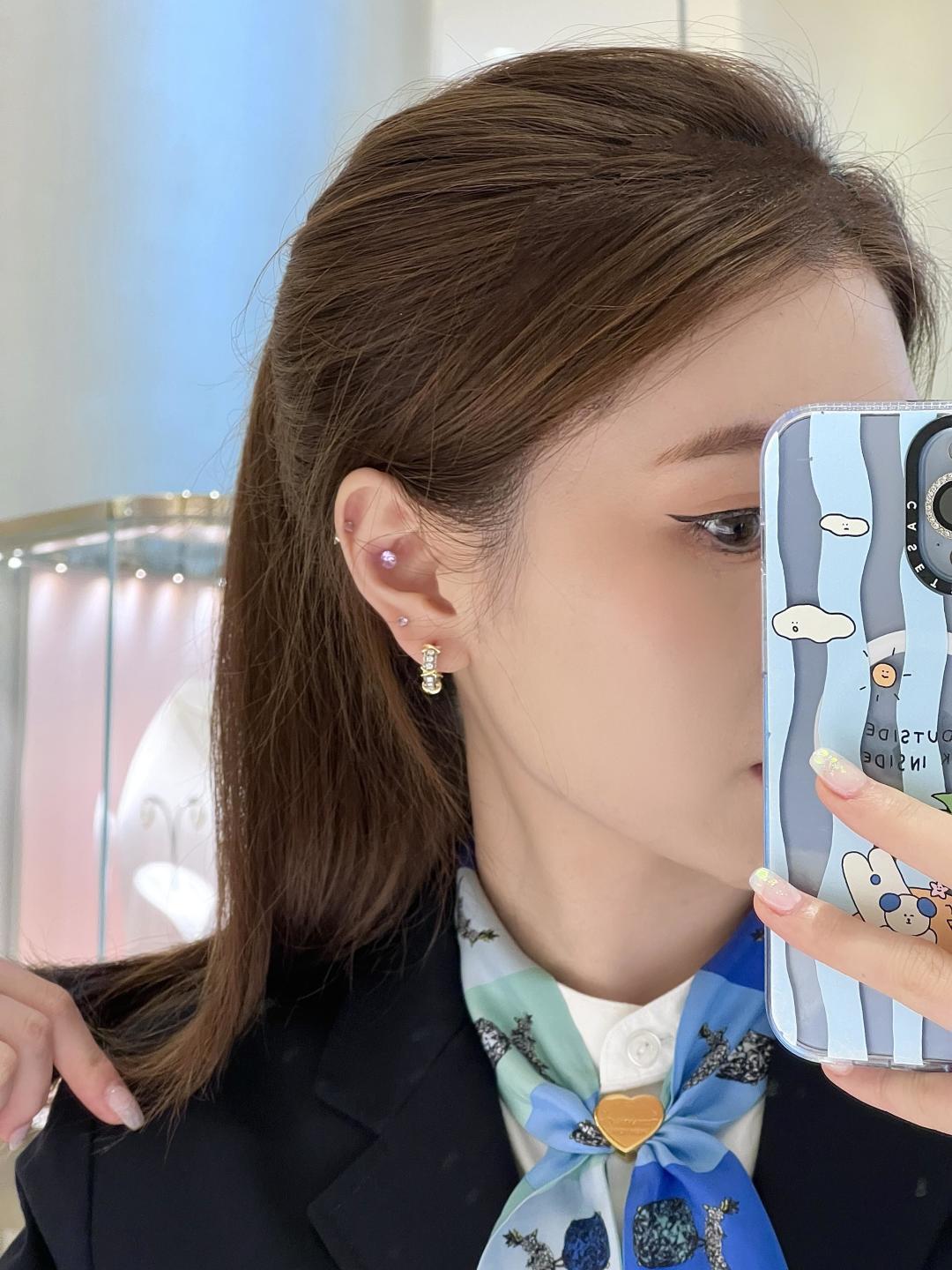 &yen; 200【我们出品】 交叉耳环，可订做真金真钻，只做对版ZP真金货，Pk市面各种金货❗️量大咨询客Fu

Eighteen Stone 耳环，Jean Schlumberger 华美卓群的佳作堪称世界级的臻美设计。明亮式切割钻石，与象征爱情的金色&ldquo;X&rdquo;符号交相映衬，为这款耀眼夺目的设计赋予独特亮点。通体采用925银，保色程度更久。