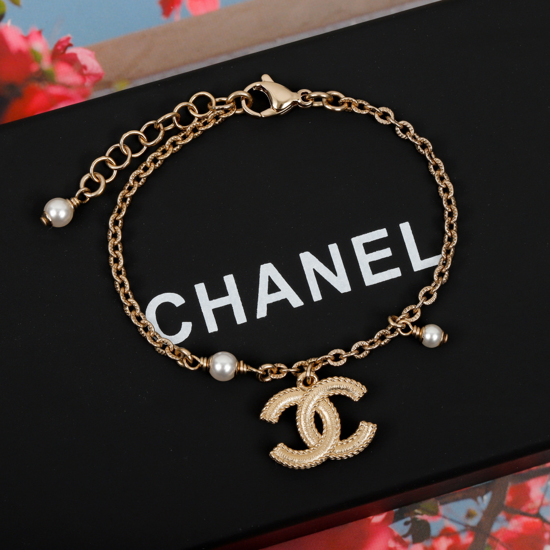 ¥ 110【我们出品】ZP💰3420，现货秒发❗颜值超高❗

【cha@el双c手链】CH@nel 每季都会有的经典双C手链，颗颗施华洛世奇钻，气质实在逼人，这个季节，需要这样的美物来点缀❗认准我家出品，分分钟让你省3500➕，欢迎任意对比[机智]