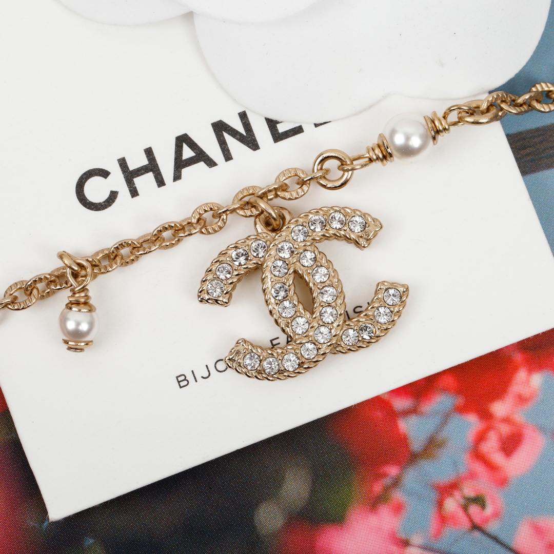 ¥ 110【我们出品】ZP💰3420，现货秒发❗颜值超高❗

【cha@el双c手链】CH@nel 每季都会有的经典双C手链，颗颗施华洛世奇钻，气质实在逼人，这个季节，需要这样的美物来点缀❗认准我家出品，分分钟让你省3500➕，欢迎任意对比[机智]