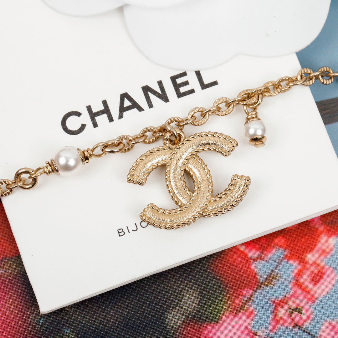 ¥ 110【我们出品】ZP💰3420，现货秒发❗颜值超高❗

【cha@el双c手链】CH@nel 每季都会有的经典双C手链，颗颗施华洛世奇钻，气质实在逼人，这个季节，需要这样的美物来点缀❗认准我家出品，分分钟让你省3500➕，欢迎任意对比[机智]