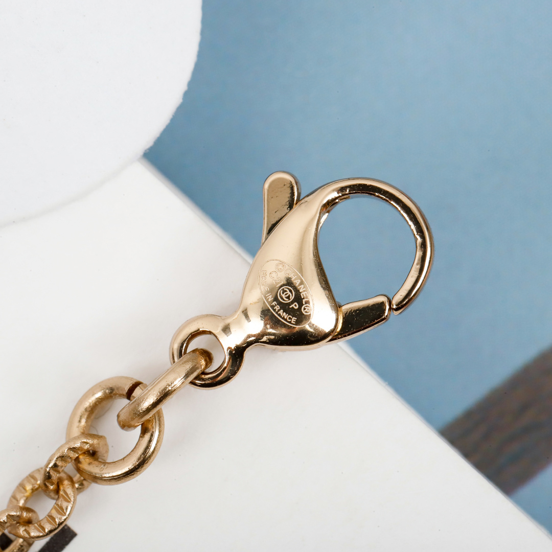 ¥ 110【我们出品】ZP💰3420，现货秒发❗颜值超高❗

【cha@el双c手链】CH@nel 每季都会有的经典双C手链，颗颗施华洛世奇钻，气质实在逼人，这个季节，需要这样的美物来点缀❗认准我家出品，分分钟让你省3500➕，欢迎任意对比[机智]