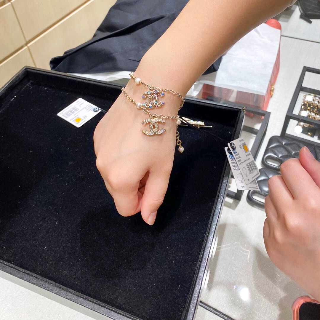 ¥ 110【我们出品】ZP💰3420，现货秒发❗颜值超高❗

【cha@el双c手链】CH@nel 每季都会有的经典双C手链，颗颗施华洛世奇钻，气质实在逼人，这个季节，需要这样的美物来点缀❗认准我家出品，分分钟让你省3500➕，欢迎任意对比[机智]