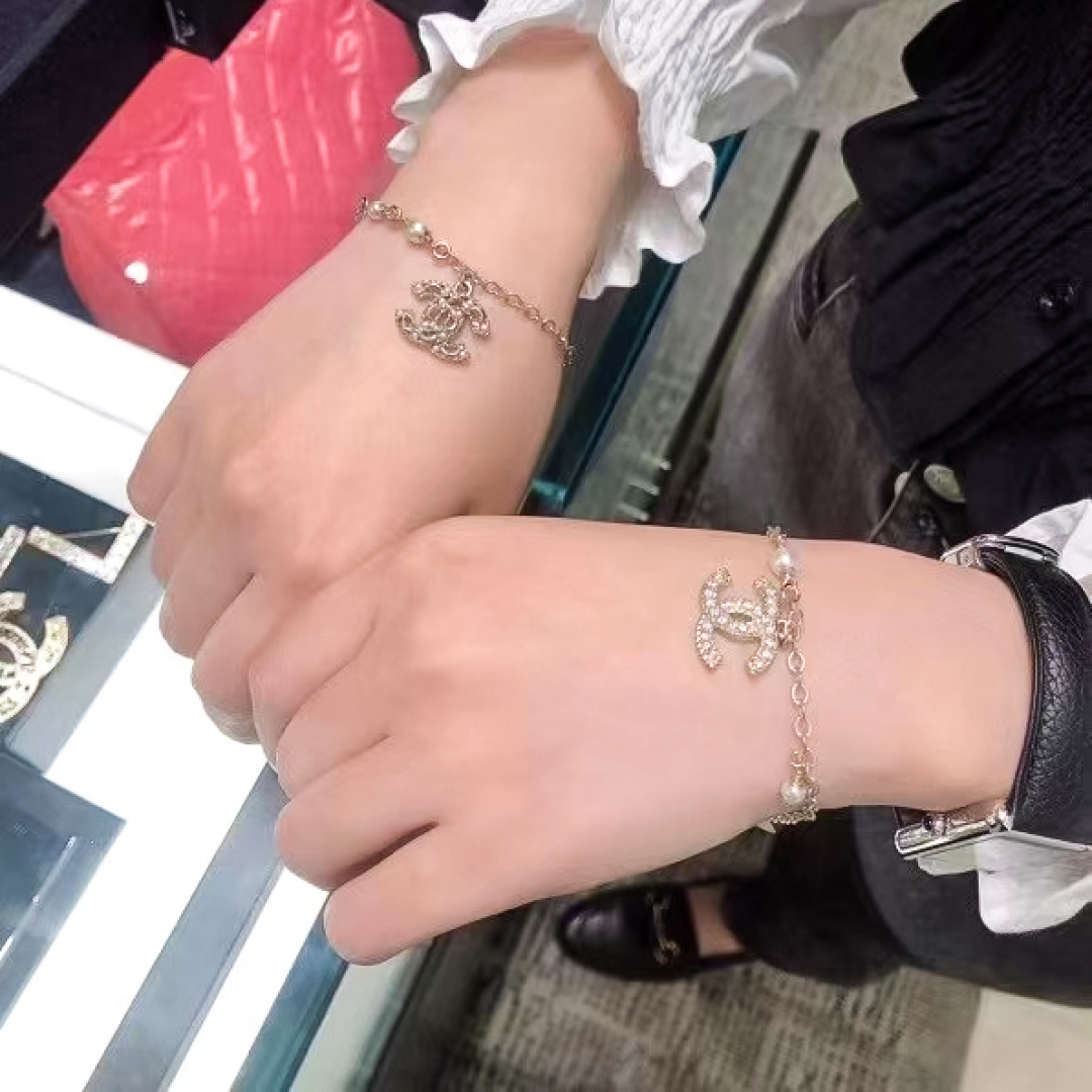 ¥ 110【我们出品】ZP💰3420，现货秒发❗颜值超高❗

【cha@el双c手链】CH@nel 每季都会有的经典双C手链，颗颗施华洛世奇钻，气质实在逼人，这个季节，需要这样的美物来点缀❗认准我家出品，分分钟让你省3500➕，欢迎任意对比[机智]