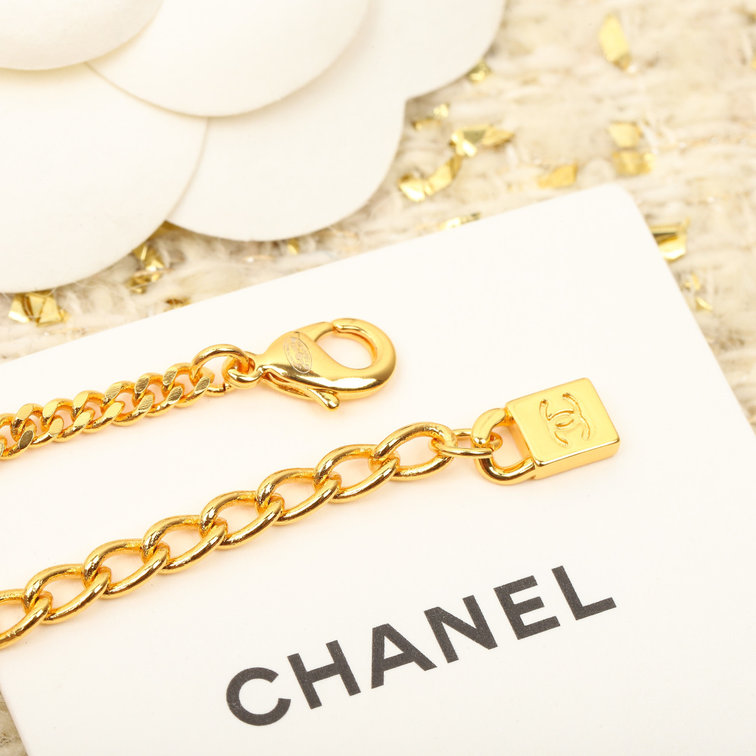 ¥ 100【我们出品】最爱的Vintage😍遇到绝对不能错过❗
 
❗️【香字母项链】经典万年款，怎么搭都超好看❗️强烈推荐两个颜色一起入！两条叠戴太绝了！尾链小锁头设计，还可以反过来前面当项链吊坠佩戴👍🏻👍🏻❗️ “流行稍纵即逝，风格永存”这就是Vintage的魅力！可遇而不可求这句话用在Ch@nel Vintage系列上是再合适不过了，ZP虽然是“二手货”，它并不代表陈旧，或者过时，相反，体现的是一种成熟的、历时不变的经典魅力，换句话说就是：以前能佩戴，现在佩戴，将来还能佩戴的复古饰品。So，一般遇到我喜欢的Vintage款式，二话不说，绝对会收藏，而且，就像投资一样，稳健升值的Vintage，你太值得拥有了[机智][机智]这样一股浓烈的复古风，在现在看来确是特别得赋有现代的时尚感！