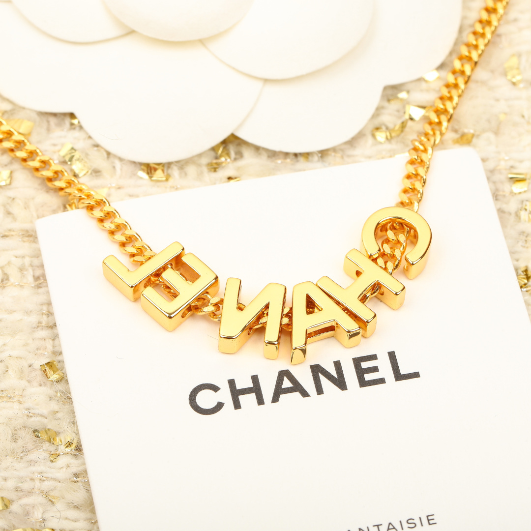 ¥ 100【我们出品】最爱的Vintage😍遇到绝对不能错过❗
 
❗️【香字母项链】经典万年款，怎么搭都超好看❗️强烈推荐两个颜色一起入！两条叠戴太绝了！尾链小锁头设计，还可以反过来前面当项链吊坠佩戴👍🏻👍🏻❗️ “流行稍纵即逝，风格永存”这就是Vintage的魅力！可遇而不可求这句话用在Ch@nel Vintage系列上是再合适不过了，ZP虽然是“二手货”，它并不代表陈旧，或者过时，相反，体现的是一种成熟的、历时不变的经典魅力，换句话说就是：以前能佩戴，现在佩戴，将来还能佩戴的复古饰品。So，一般遇到我喜欢的Vintage款式，二话不说，绝对会收藏，而且，就像投资一样，稳健升值的Vintage，你太值得拥有了[机智][机智]这样一股浓烈的复古风，在现在看来确是特别得赋有现代的时尚感！