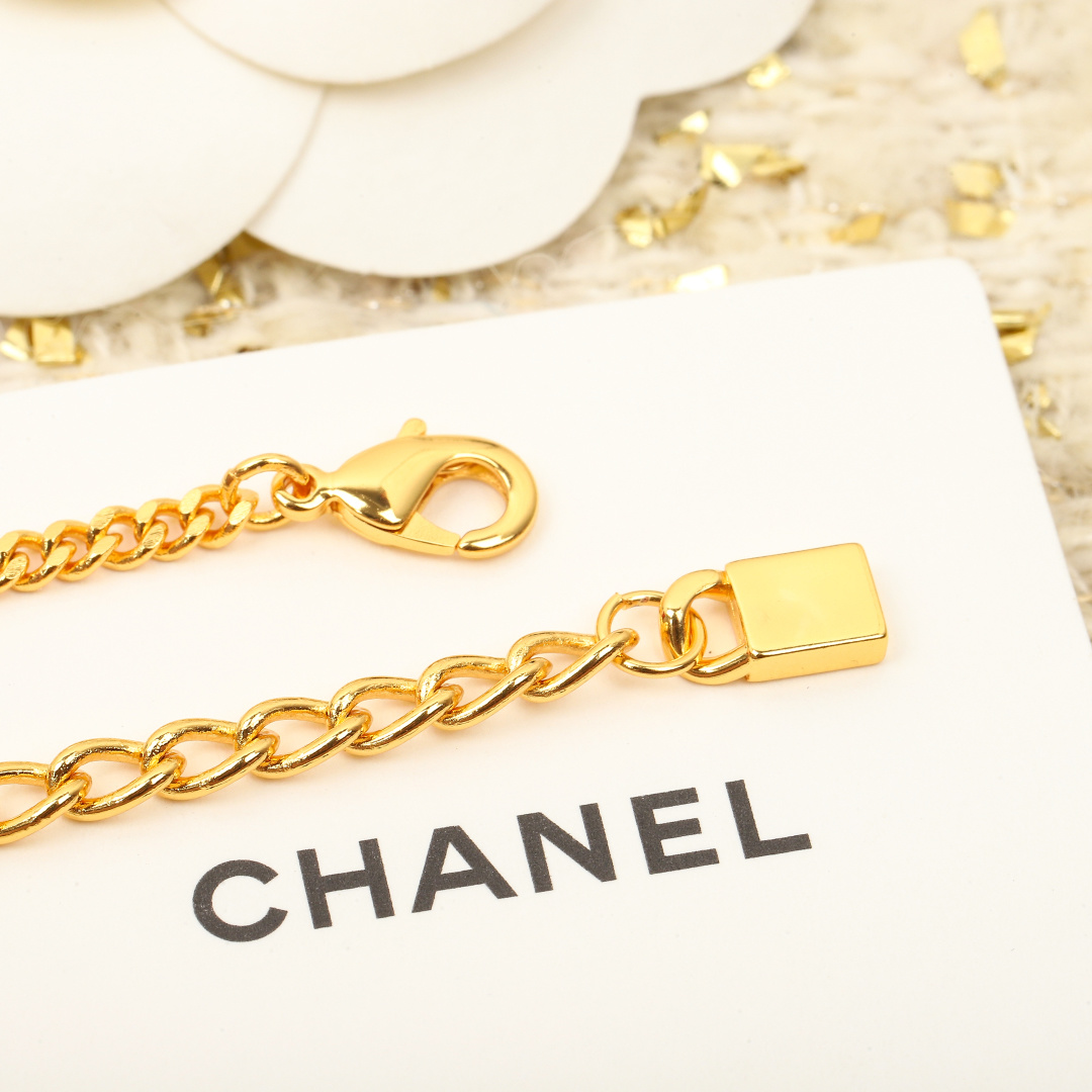 ¥ 100【我们出品】最爱的Vintage😍遇到绝对不能错过❗
 
❗️【香字母项链】经典万年款，怎么搭都超好看❗️强烈推荐两个颜色一起入！两条叠戴太绝了！尾链小锁头设计，还可以反过来前面当项链吊坠佩戴👍🏻👍🏻❗️ “流行稍纵即逝，风格永存”这就是Vintage的魅力！可遇而不可求这句话用在Ch@nel Vintage系列上是再合适不过了，ZP虽然是“二手货”，它并不代表陈旧，或者过时，相反，体现的是一种成熟的、历时不变的经典魅力，换句话说就是：以前能佩戴，现在佩戴，将来还能佩戴的复古饰品。So，一般遇到我喜欢的Vintage款式，二话不说，绝对会收藏，而且，就像投资一样，稳健升值的Vintage，你太值得拥有了[机智][机智]这样一股浓烈的复古风，在现在看来确是特别得赋有现代的时尚感！