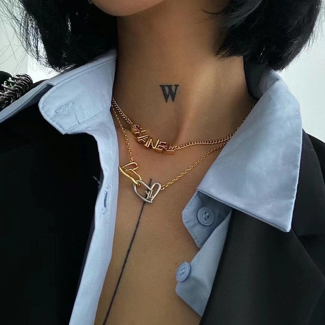 ¥ 100【我们出品】最爱的Vintage😍遇到绝对不能错过❗
 
❗️【香字母项链】经典万年款，怎么搭都超好看❗️强烈推荐两个颜色一起入！两条叠戴太绝了！尾链小锁头设计，还可以反过来前面当项链吊坠佩戴👍🏻👍🏻❗️ “流行稍纵即逝，风格永存”这就是Vintage的魅力！可遇而不可求这句话用在Ch@nel Vintage系列上是再合适不过了，ZP虽然是“二手货”，它并不代表陈旧，或者过时，相反，体现的是一种成熟的、历时不变的经典魅力，换句话说就是：以前能佩戴，现在佩戴，将来还能佩戴的复古饰品。So，一般遇到我喜欢的Vintage款式，二话不说，绝对会收藏，而且，就像投资一样，稳健升值的Vintage，你太值得拥有了[机智][机智]这样一股浓烈的复古风，在现在看来确是特别得赋有现代的时尚感！