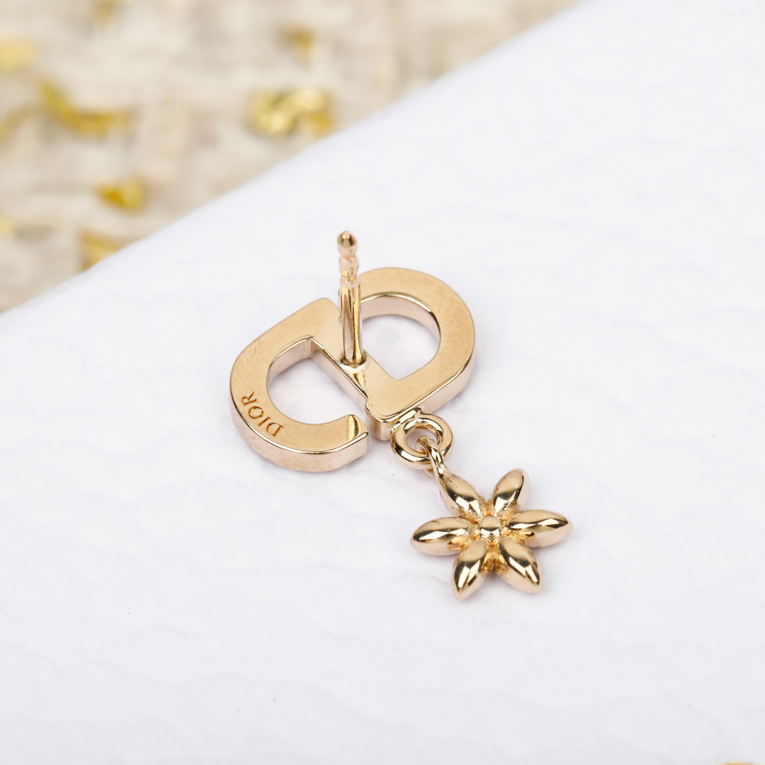 ¥ 100【我们出品】ZP 3820！量大咨询客Fu❗️

【D!or CD吊花珠耳钉】一定要买！2026早春最新款绝美系列❗️全网首发现货💥第一眼看上去的感觉就是它是个爆款！低调的浅金色搭配经典CD➕立体小花➕珍珠元素！镶嵌发灰的silver shadow水晶！特别高级👍🏻👍🏻银色里边透着深邃的灰色🤩超美且带酷酷风，小巧精致日常搭配首选❗️必入单品，超级百搭，十分推荐宝们一定要留❗️